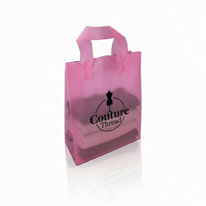 ถุงช้อปปิ้งพลาสติกทนทานและกันน้ำ ขายส่ง ออกแบบโลโก้ตามสั่ง พร้อมหูหิ้วนุ่ม สำหรับใช้ในธุรกิจค้าปลีก - Product Image 1