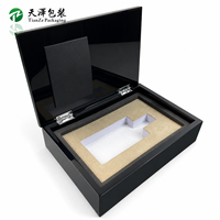 Boîte cadeau en MDF noir brillant personnalisée pour parfum, avec couvercle rabattable, emballage pour flacon, support pour personnalisation de la doublure intérieure colorée.