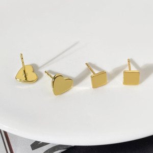 Vente en gros de boucles d'oreilles en forme de cœur simples et élégantes plaquées or 18 carats pour femmes - Product Image 5