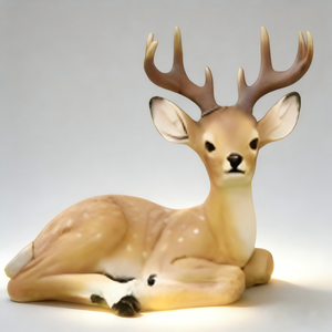 تمثال غزال لطيف من الراتنج بوضعية مستلقية مع قرون - Product Image 1