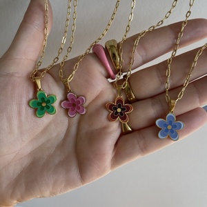 Collar de Cadena con Colgante de Flor para Mujer, Chapado en Oro de 18K, Acero Inoxidable Antideslustre, Retención del Color - Product Image 3