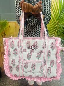 กระเป๋าโท้ทผ้าฝ้ายพิมพ์ลายดอกไม้สีชมพู แต่งระบาย ทำมือ กระเป๋าสะพายไหล่ผู้หญิง เป็นมิตรกับสิ่งแวดล้อม กระเป๋าช้อปปิ้งสำหรับเดินทาง ทำมือ - Product Image 3