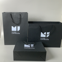 Vente en gros de sacs d'emballage en papier de luxe noirs chaussures vêtements imprimé logo personnalisé vêtement shopping cadeau bijoux emballage sac en papier