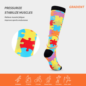 Chaussettes de compression pour la course à pied et le cyclisme avec motif puzzle en tissu nylon et design de soutien - Product Image 2