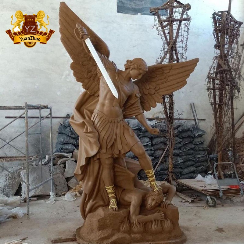 宗教的なブロンズ翼のある聖ミカエル保持剣と盾の彫刻ブロンズ