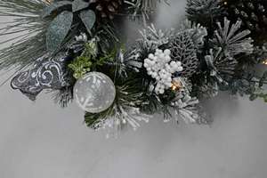 Guirlande de décoration de Noël pour la maison, de bonne qualité, personnalisée, avec des plantes vertes, des pommes de pin et des boules - Product Image 5