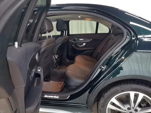 Mercedes-Benz C200L <span class=keywords><strong>2021</strong></span>, Edición Deportiva, 4 Puertas, 5 Asientos, Sedán en Excelente Estado, con un Interior Oscuro y Lujoso - Product Image 6