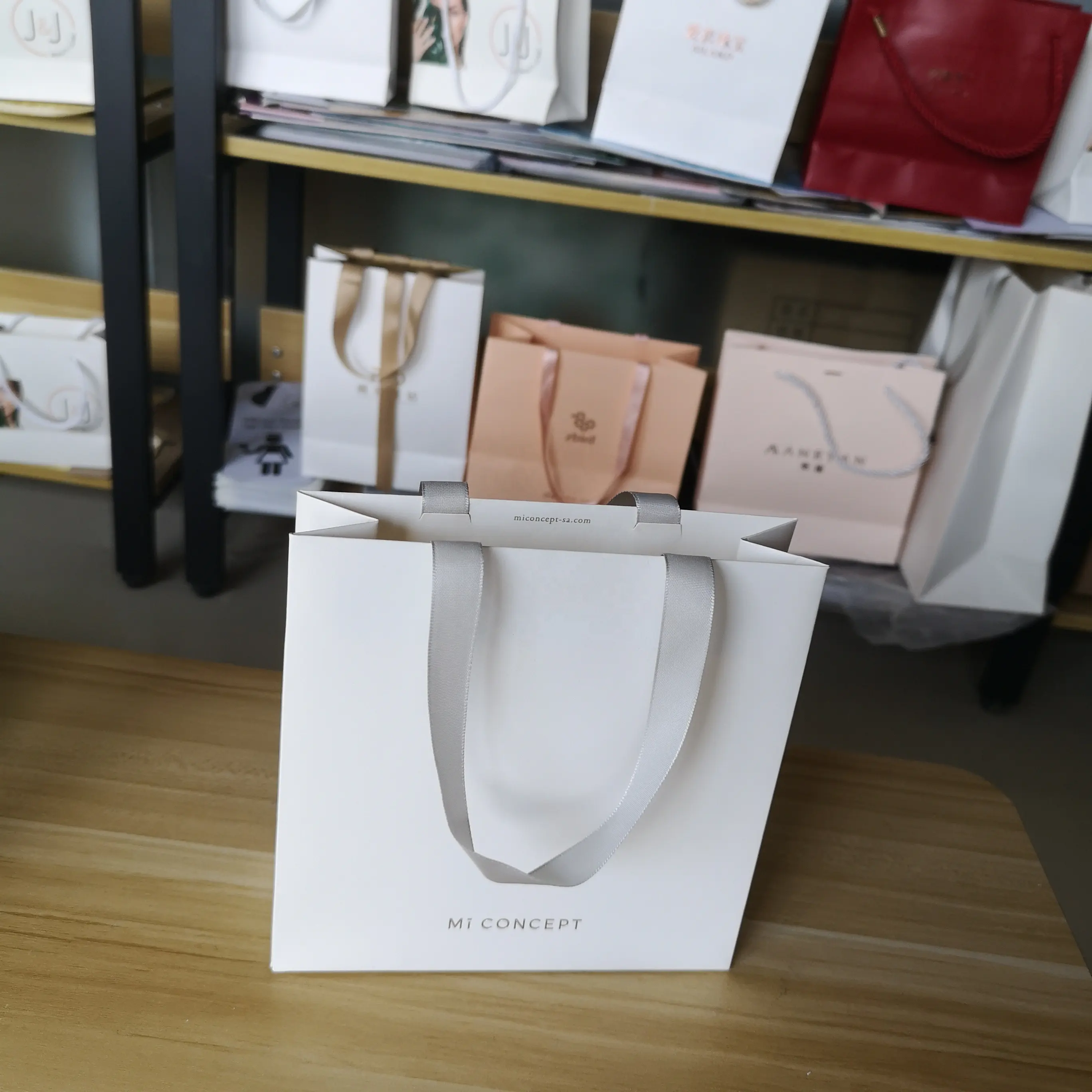 कस्टम डिजाइन अपने खुद के लोगो के साथ कागज शॉपिंग उपहार बैग पैकेज ऑफसेट प्रिंटिंग रिबन संभाल