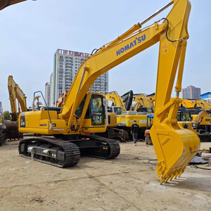 Excavatrice sur chenilles Komatsu PC210-8 d'occasion, faible nombre d'heures de travail, 21 tonnes, avec godet de 0,9 m³, équipée d'un moteur, d'une boîte de vitesses et d'une pompe, en vente - Product Image 2