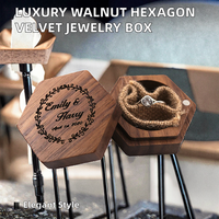 Boîte à bague en velours de luxe pour Noël, motif hexagonal gravé, peinte à la main, par Universal Overseas INDIA