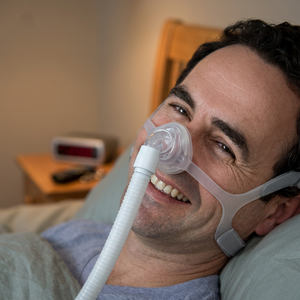 Masque CPAP nasal en tissu Medikonnect Wisp, réutilisable, design minimaliste, ajustement confortable pour les dormeurs latéraux - Product Image 3