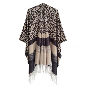 Châle imprimé léopard réversible, <span class=keywords><strong>poncho</strong></span> ouvert sur le devant avec pompons, cape chaude surdimensionnée pour <span class=keywords><strong>femme</strong></span> pour l'automne et l'hiver - Product Image 6