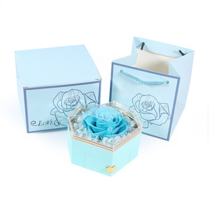 Confezione Regalo Bouquet di Rose Eterne, Gioiello con Rosa a Lunga Durata per Festa della Mamma, San Valentino, Natale o Laurea - Product Image 4