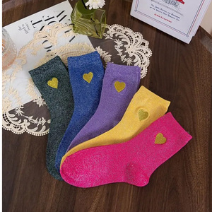 Chaussettes pour femmes brillantes et scintillantes avec broderie de cœur doré, chaussettes mi-hautes douces et décontractées pour filles, chaussettes de mode pour tous les jours - Product Image 3