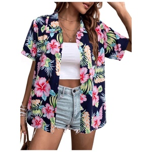 Blusa Hawaiana Estampada Vintage, Suave y Fresca para el Verano, con Estampado Floral Tropical, Cuello en V, Manga Corta, Botones al Frente y Logotipo - Product Image 6