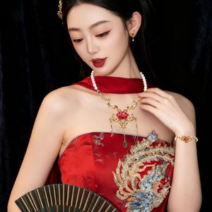 [Expo de Joyería Internacional de Hong Kong] Collar de Perlas con Peonías Doradas y Detalles de Rubí y Esmeralda para Banquetes de Boda Neo-Chinos - Product Image 4