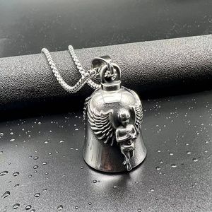 Colgante de campana punk de acero de titanio yunnique con alas de ángel y diseño de calavera para motocicleta o como regalo para mascotas - Product Image 4