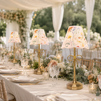 Lampe de table avec abat-jour imprimé rose, base sur pied, lumière de chevet pour la décoration de mariage, de fête ou de chambre à coucher