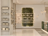 Meubles de magasin de beauté modernes, comptoir de présentation de maquillage sur mesure et vitrine murale pour cosmétiques