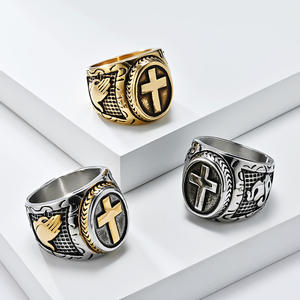 Anillo cruzado de acero de titanio para hombre, diseño de mano en oración, joyería Hip Hop, regalo, color plateado y dorado - Product Image 1