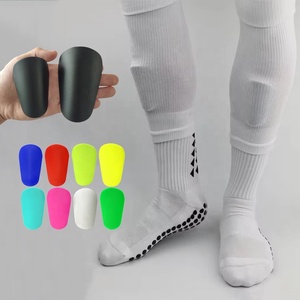 Protège-tibias de football pour enfants et tout-petits, légers, anti-collision, en plastique noir, avec logo personnalisé - Product Image 1