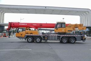 מנוף משאית STC500C5-8, 8200 שעות עבודה, תיבת הילוכים, כושר הרמה <span class=keywords><strong>50</strong></span> טון, מומנט הרמה 1600 קילו-ניוטון-מטר, גובה הרמה 62 מטר, רכיבים חיוניים חדשים. - Product Image 3