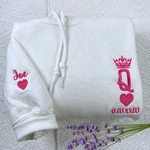Sudadera con capucha bordada de King Queen, patrón 3D personalizado, insignia de lentejuelas de punto, regalo de invierno perfecto para el Día de San Valentín - Product Image 1