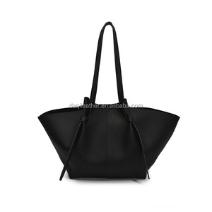 Sac à main décontracté en cuir PU tendance de haute qualité avec fermeture à glissière et chaînes, imperméable, pour femmes - Product Image 1