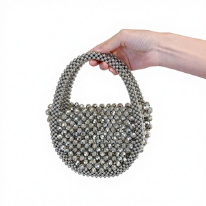 Sac à main semi-circulaire en métal argenté brillant, tissé à la main, orné de perles, style féerique haut de gamme français, fermeture ouverte, sans tanjings - Product Image 1
