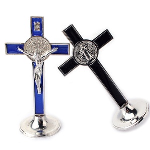 13mm hoog katholiek religieus metalen staand St. Benedictus kruisbeeld met voetstuk - Product Image 5