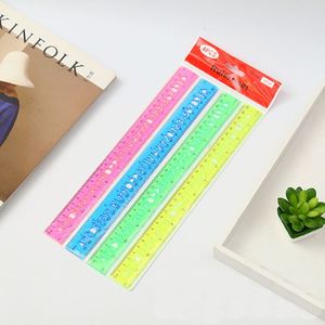 Regla Recta de Plástico Transparente con Plantilla de Letras de Colores para Estudiantes, Venta al Por Mayor - Product Image 3