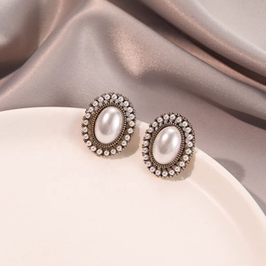 Boucles d'oreilles clous en imitation perle micro-incrustée style antique, design rétro artistique palais, sensation haut de gamme, plaqué or géométrique - Product Image 3