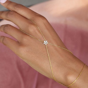 สร้อยข้อมือสแตนเลสสตีลกันน้ำประดับเพชรซิคอนสีทองสำหรับผู้หญิง ดีไซน์ดอกไม้ทันสมัย รับรองโดยบุคคลที่สาม เหมาะสำหรับเป็นของขวัญ - Product Image 1