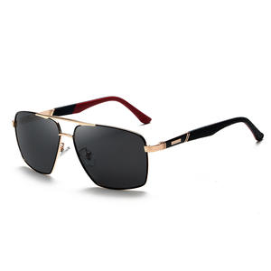 Lunettes de soleil rectangulaires pour homme Grey Jack, monture dorée et noire, verres TAC polarisés UV400, charnières à ressort, monture intégrale durable - Product Image 4