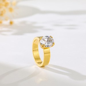 Surprise d'anniversaire pour la mariée : Bague <span class=keywords><strong>solitaire</strong></span> en acier inoxydable plaqué or avec zircon cubique, sertie sur 4 griffes - Product Image 3