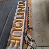 Lettres rétroéclairées vintage en laiton brossé à taux de réachat élevé avec plaque PC + film blanc, adaptées à toutes les signalisations