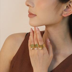 Ensemble de bagues épaisses en acier inoxydable plaqué or 18 carats, texturées, larges, ouvertes, avec breloques perle, cœur, coquillage et papillon - Product Image 3