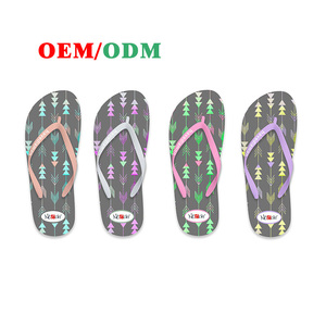 Chanclas de Mujer con Estampado Geométrico de Flechas Grises, Sandalias de Playa de Verano, Antideslizantes, Casuales, para Piscina, con Tiras Pastel - Product Image 1