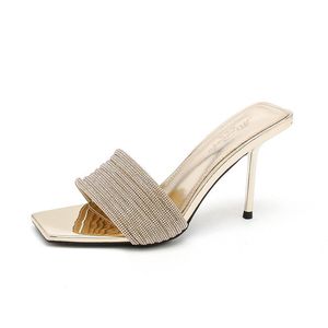 รองเท้าแตะแบบสวมสไตล์ใหม่ประจำฤดูร้อนปี 2026 ยี่ห้อ Yangshulin หัวเหลี่ยม หนังแก้ว แต่งคริสตัล ส้นเข็มสูง 6 ซม./9 ซม. พื้นยาง - Product Image 5