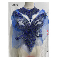 Robe de mariée artisanale lourde et écologique, cousue à la main, avec de grands découpes, en maille 3D et strass en verre pour vêtements