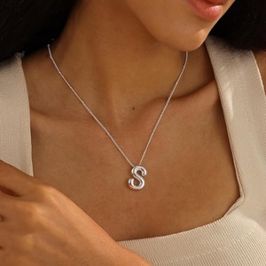 Colliers pendentifs personnalisés avec initiales en lettres, en acier inoxydable plaqué or 14 carats, bijoux pour femmes - Product Image 4