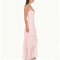 Robe longue rose à bretelles spaghetti et volants étagés pour femme, en mousseline fluide, avec décolleté cœur, idéale pour soirée, invitée de mariage ou événement festif