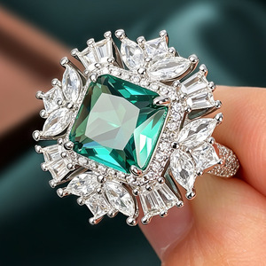 Anello in Stile Giada con Gemma Verde per Donne, Gioiello Elegante e di Lusso - Product Image 2