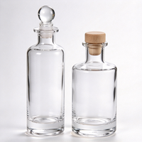 Bouteilles en verre transparent avec liquide rose et ambré pour whisky, brandy, vodka, tequila et présentation à domicile