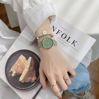 Montre pour femme à bracelet en cuir bleu ciel au design minimaliste, boîtier en alliage doré, montre à quartz décontractée pour étudiante