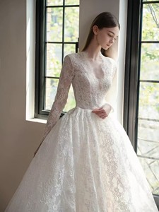 S1948Y Nuevo Vestido de Novia Elegante Estilo Corte Real con Encaje Francés, Manga Larga, Cuello en V y Cola de Princesa, Perfecto para Novias Delgadas - Product Image 2