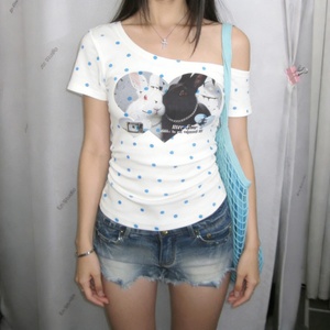 เสื้อยืดอเมริกันเรโทร Y2K ลายจุด แบบเปิดไหล่สำหรับผู้หญิง สตรีทแวร์ สไตล์หวานเท่ สาวหวาน ลายกระต่ายพิมพ์ลายจุด - Product Image 2
