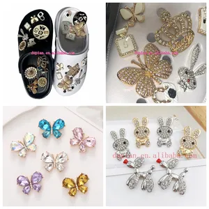 Großhandel Diy beliebtes Metall mit Diamanten luxus Glitzer individuelle Clog Schuhe Reize Dekoration Zubehör für Mädchen Schuh