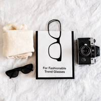Sac en papier blanc de luxe avec impression personnalisée, motif minimaliste pour lunettes, pelliculage mat, pour emballage de vente au détail en opticien