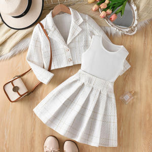 Set da bambina <span class=keywords><strong>a</strong></span> tre pezzi bianco <span class=keywords><strong>a</strong></span> quadretti con giacca corta, gilet e gonna. - Product Image 1